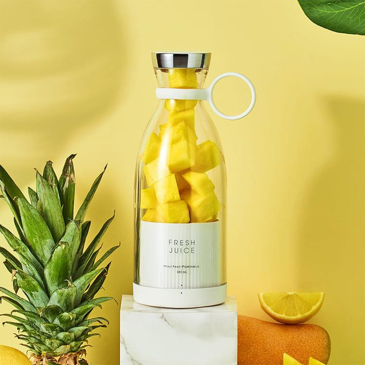 O Liquidificador Portátil e Mixer Houss permite preparar sucos deliciosos em um estalar de dedos