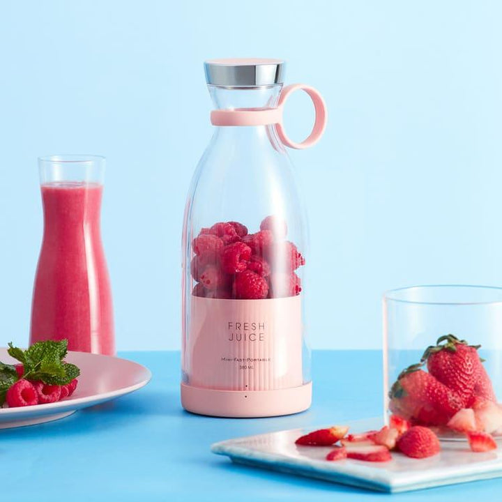 Escolha sua fruta preferida e prepare uma bebida deliciosa com o Liquidificador Portátil e Mixer Houss