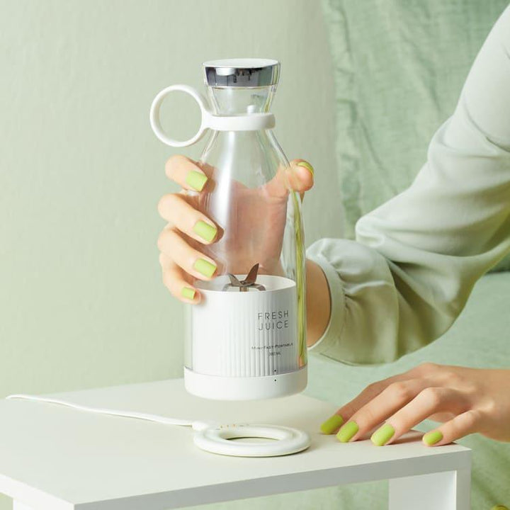 Recarregamento por indução com sua base, o Liquidificador Portátil e Mixer Houss permite preparos com pouco tempo conectado