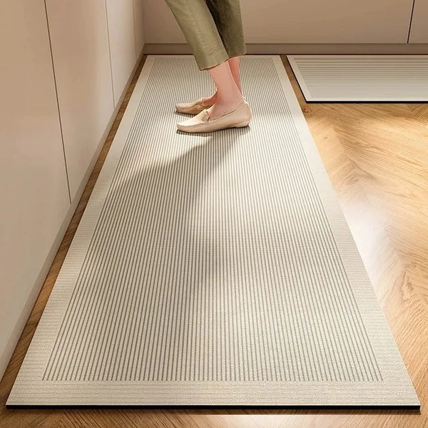 O Tapete Para Cozinha Antiderrapante Absorvente Listras Delicadas Houss apresenta design moderno com linhas delicadas para um ambiente luxuoso e seguro