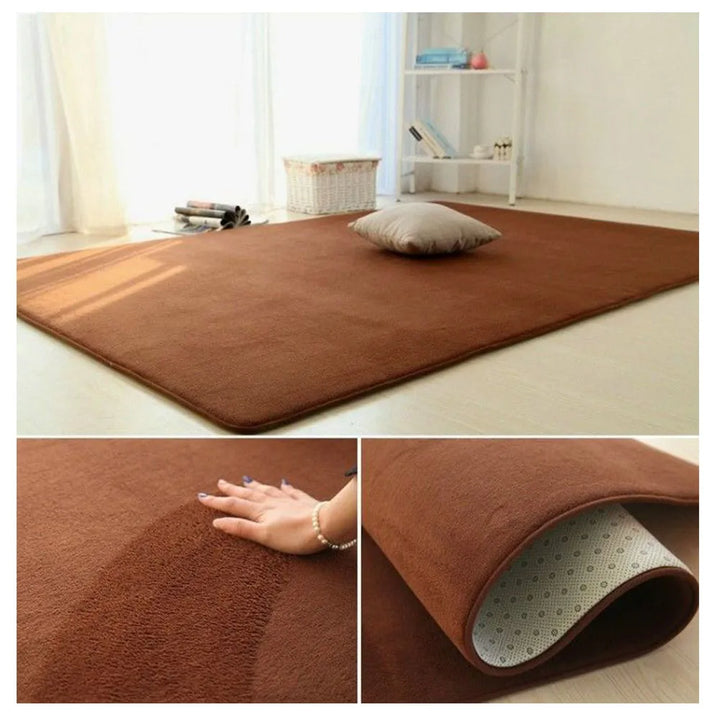 O Tapete Para Sala Em Veludo Pelúcia Houss está disponível na cor Café